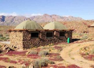 Various campsites such as the Sendelingsdrif Rest Camp offers rest to weary travellers