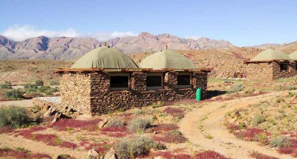Various campsites such as the Sendelingsdrif Rest Camp offers rest to weary travellers